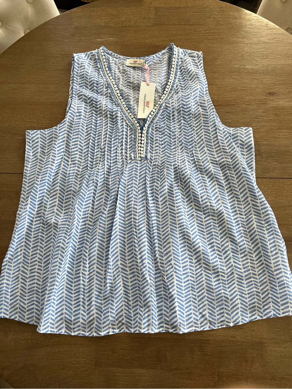 Vineyard Vines Light Blue & White Sleeveless V-Neck Pullover Top Lg